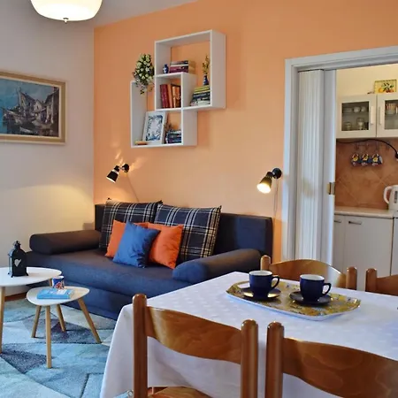 Close To Center, Quiet, With Parking Appartement