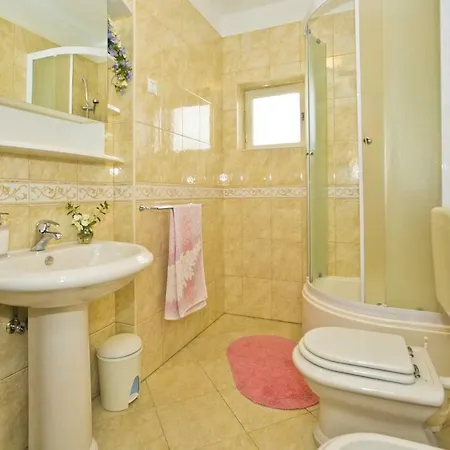 Appartement Close To Center, Quiet, With Parking