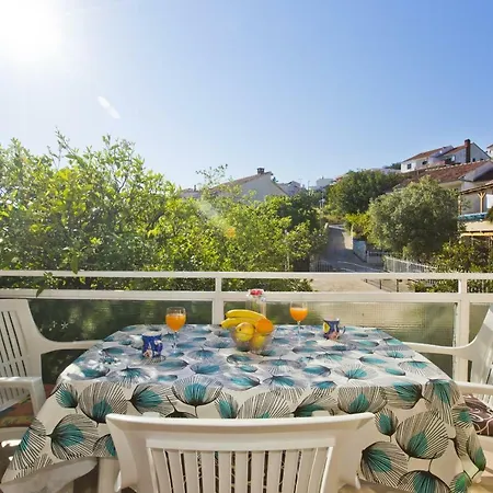Appartement Close To Center, Quiet, With Parking *