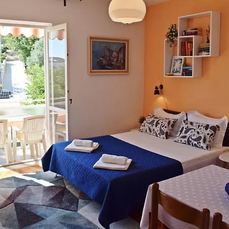 Close To Center, Quiet, With Parking Apartman